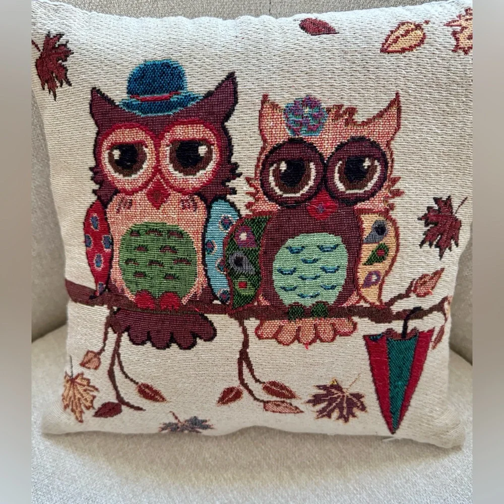 Decorative pillows with owl images. Removable covers made of tapestry fabric